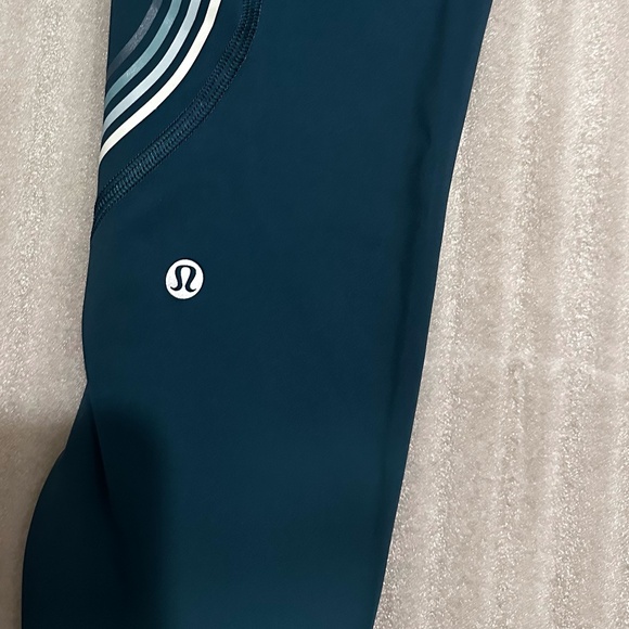 Like NEW - Lululemon High Rise Leggings - Picture 6 of 14